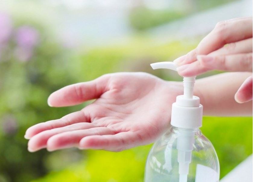 Contoh membersihkan tangan dengan hand sanitizer