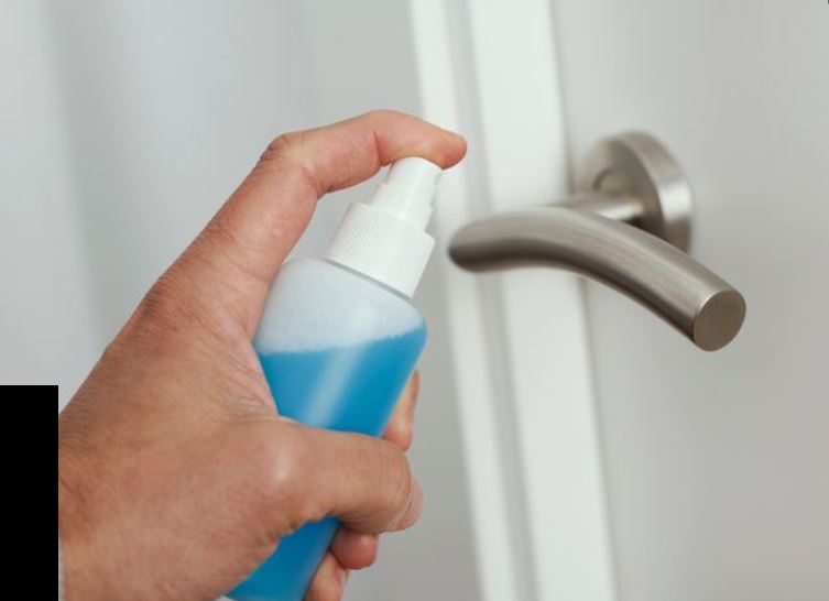Contoh membersihkan rumah saat isolasi mandiri dengan menggunakan cairan desinfektan