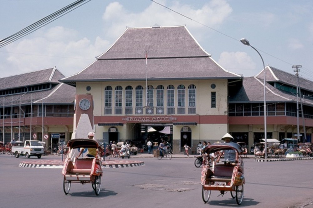 Bangunan Pasar Gede Solo yang terletak di hook jalanan utama yang menghubungkan dengan Balaikota Surakarta