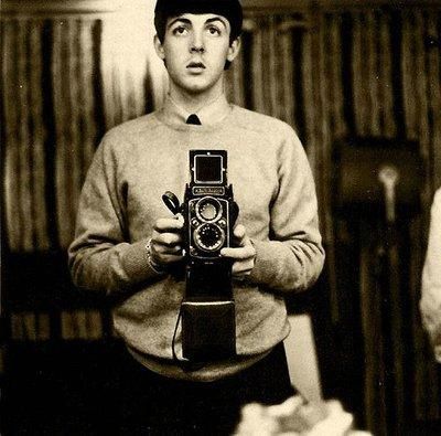 Paul Mc Cartney mirror selfie dengan kamera analog TLR