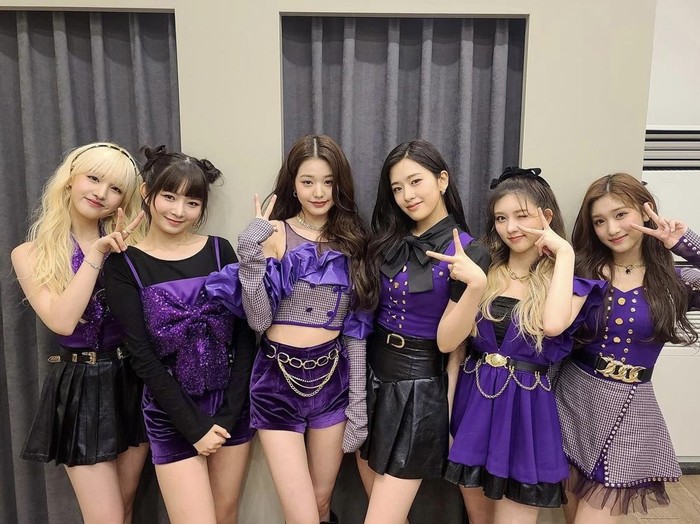 Girl group korea terbaru IVE gyaru peace pose