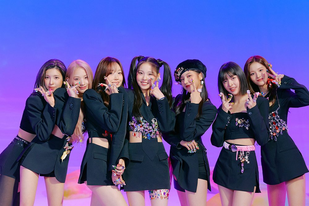 Girl group korea terbaru NMIXX peace pose