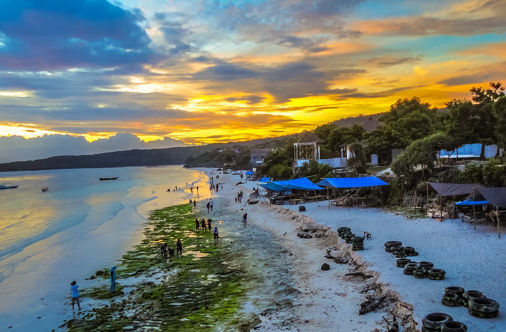 Pantai tanjung bira gambar