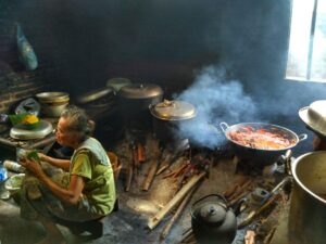 Gudeg Pawon yang sedang dimasak di dapur