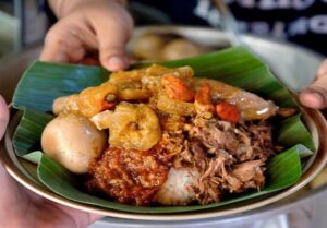 Seporsi Gudeg Mercon Bu Tinah disajikan untuk pengunjung