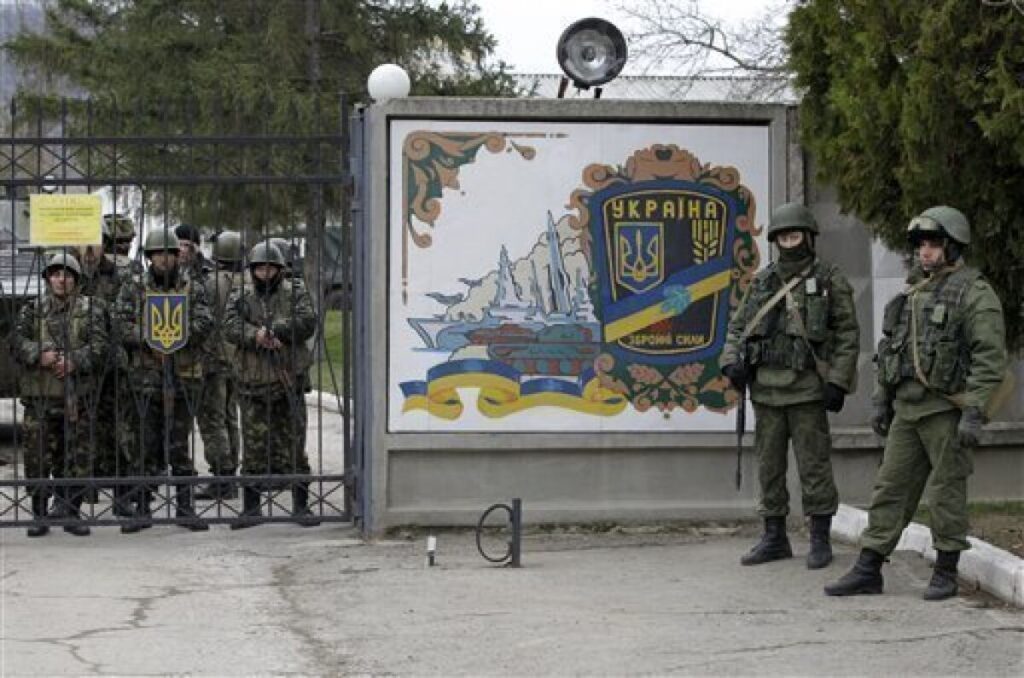 Militer Rusia Berjaga Didepan Markas Militer Ukraina