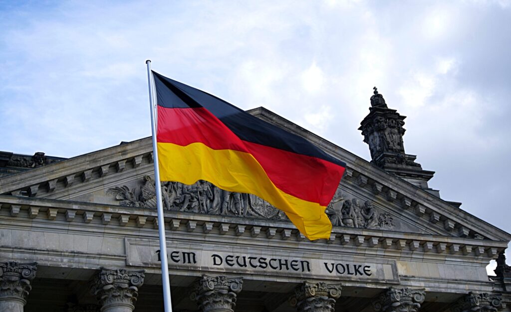 Gedung Reichstag dengan Bendera Jerman