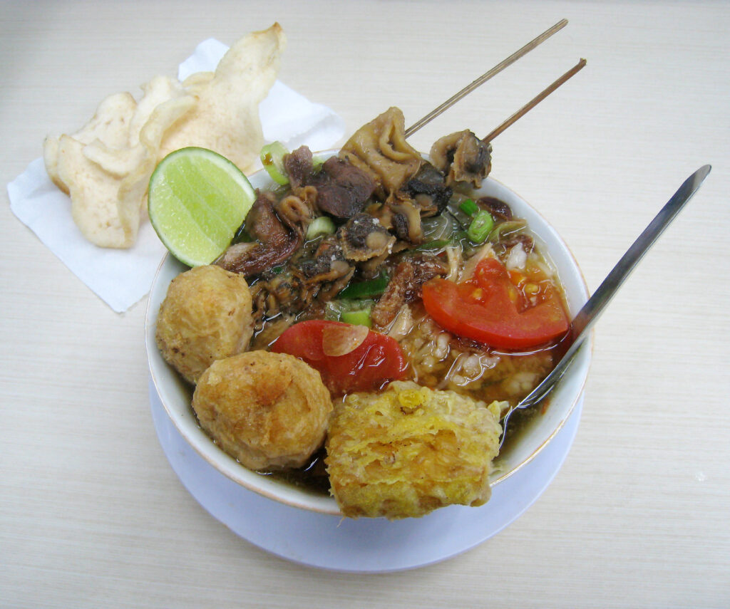  Soto Bangkong, salah satu variasi soto dari Semarang, Jawa Tengah. Soto ayam dalam mangkuk kecil dengan kaldu ayam, bihun, irisan tomat, perkedel kentang, tempe goreng, serta sate kerang dan sate babat, dengan jeruk nipis dan krupuk.