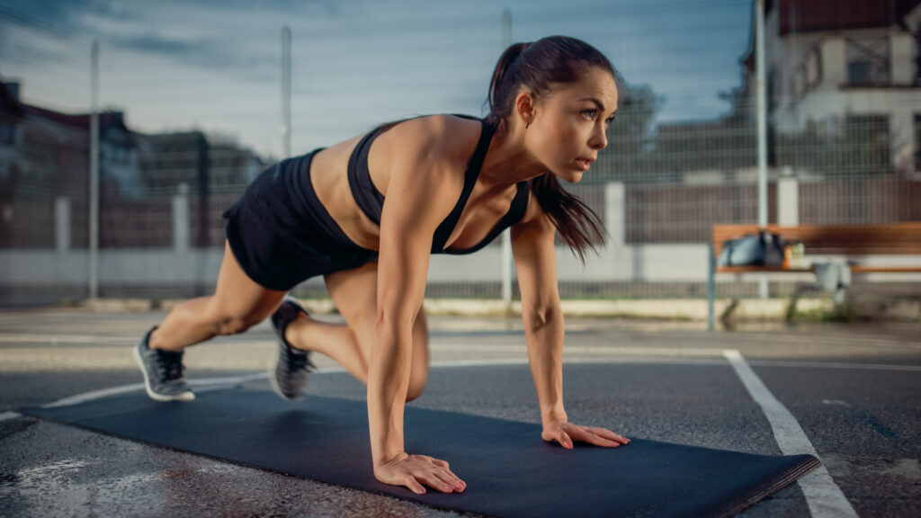 melakukan workout mountain climber untuk perut