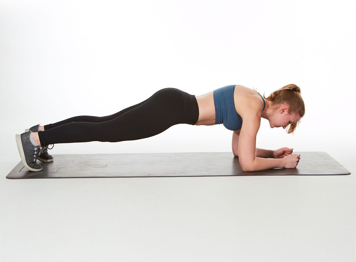 melakukan workout plank untuk perut