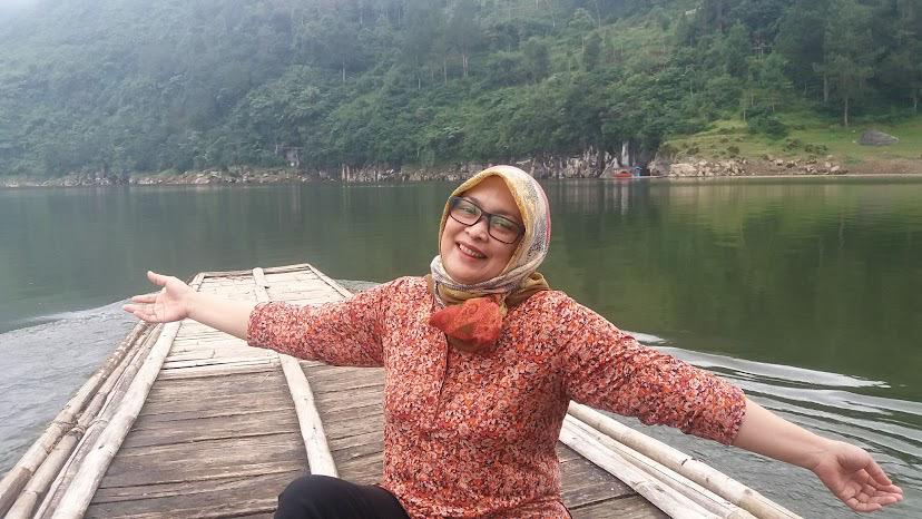 wisatawan menaiki perahu mengelilingi telaga menjer