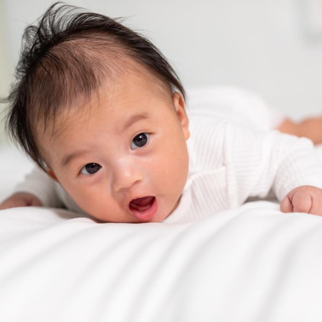 bayi newborn sedang tummy time
