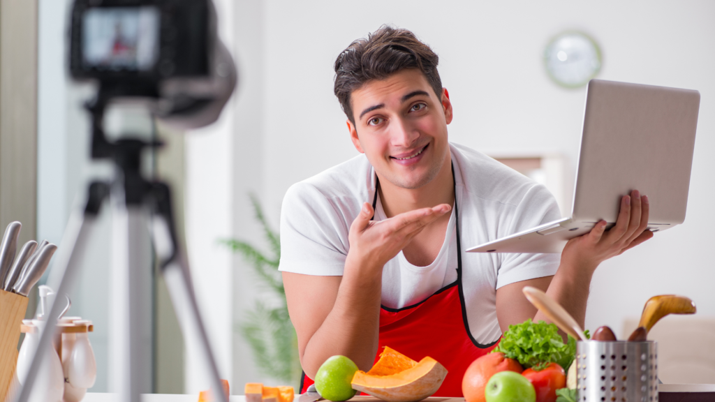 Seorang food blogger sedang syuting untuk membuat konten di depan kamera