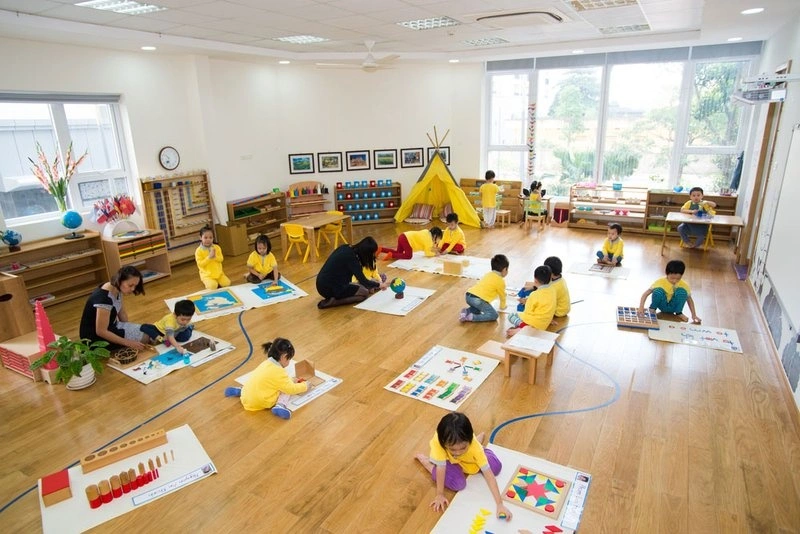 Anak sedang belajar dengan di dalam kelas Montessori 