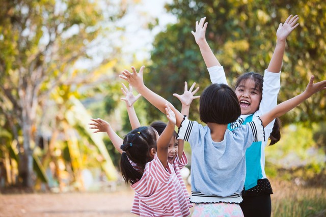 Sekelompok anak berbahagia