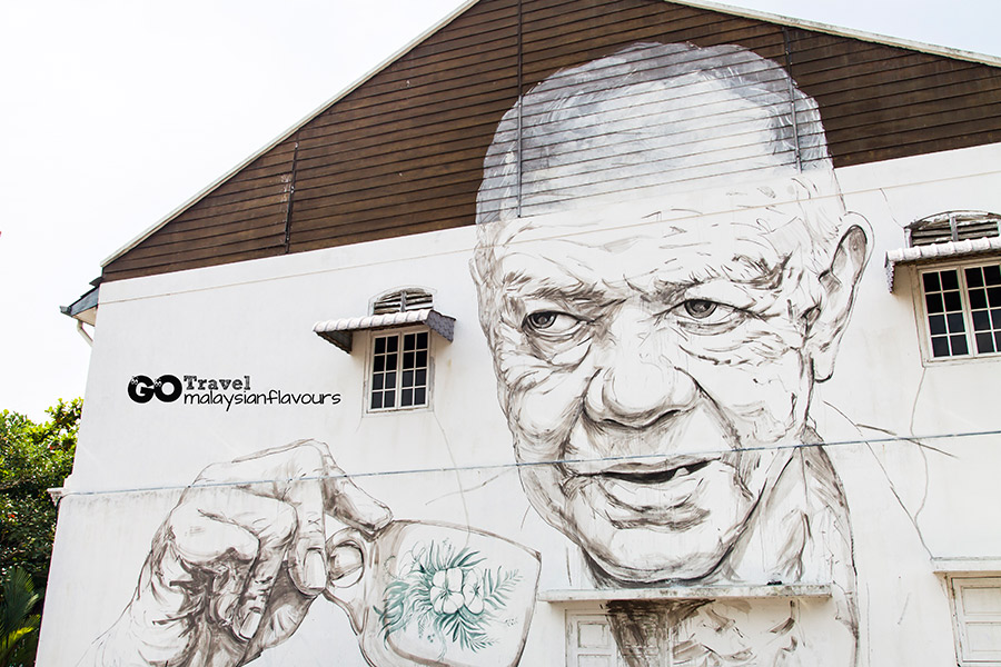 Mural Seorang Paman Tua yang sedang memegang secangkir kopi di Street Art Ipoh