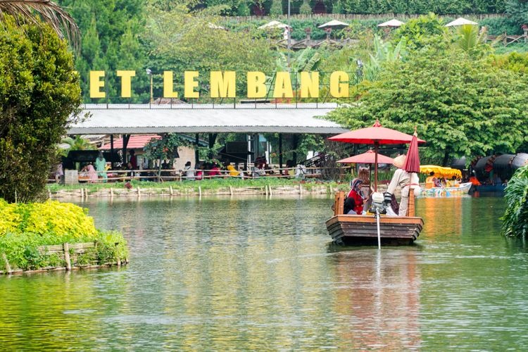 Perahu-perahu terapung di Floating Market Lembang dengan pengunjung menikmati makanan.