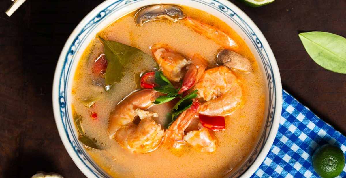 Tom yum merupakan salah satu hidangan favourite yang wajib dicoba saat berlibur ke Bangkok