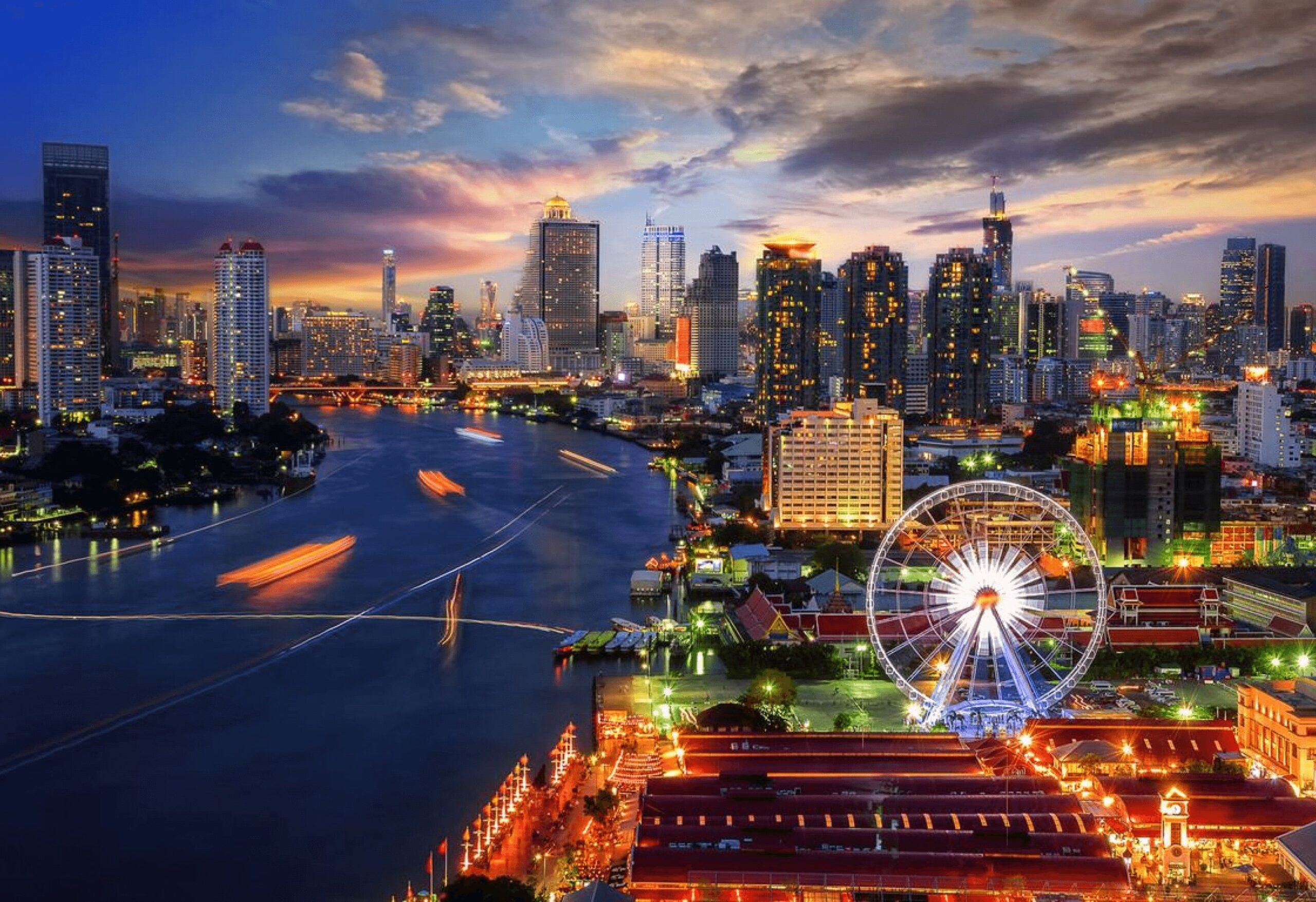 Pemandangan kota Bangkok saat malam hari.