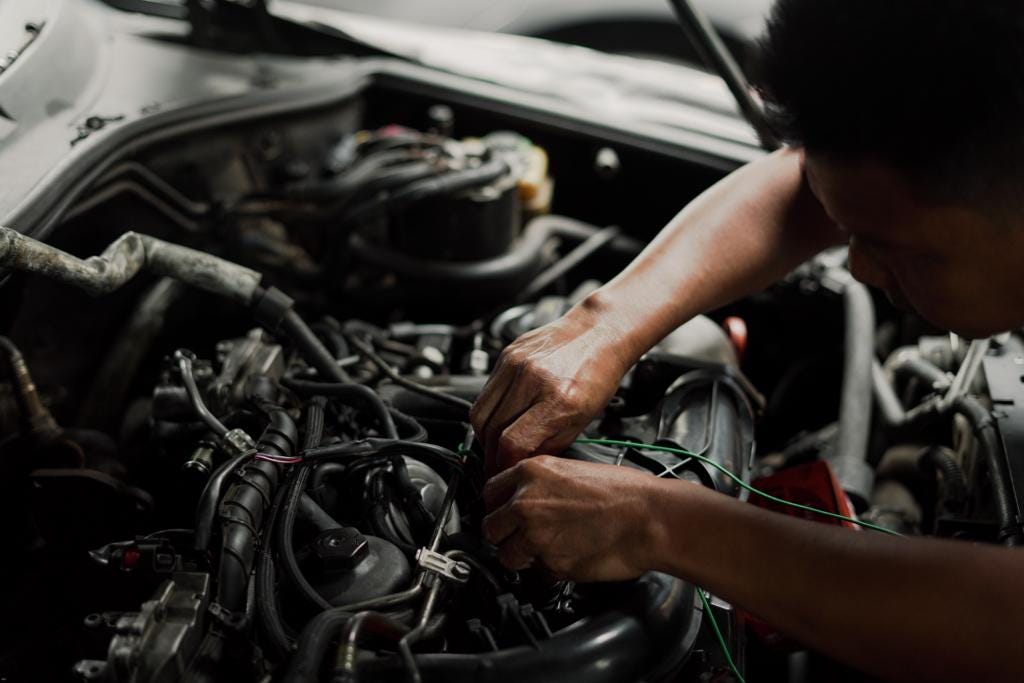 Penggantian oli mobil sebaiknya dilakukan setiap 10.000 km atau 6 bulan sekali, dengan ketentuan mana yang tercapai lebih dulu. (foto: bengkelpurnamabgr)