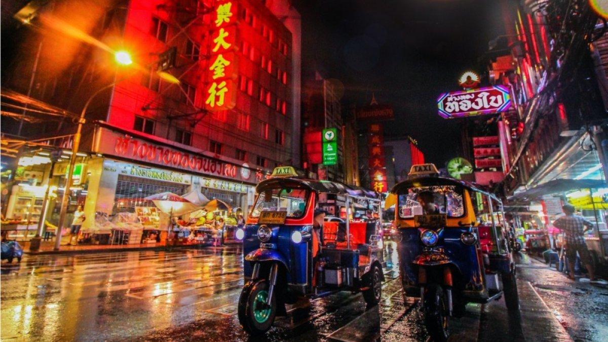 Tuk-Tuk salah satu transportasi murah yang bisa digunakan saat berlibur di Bangkok.