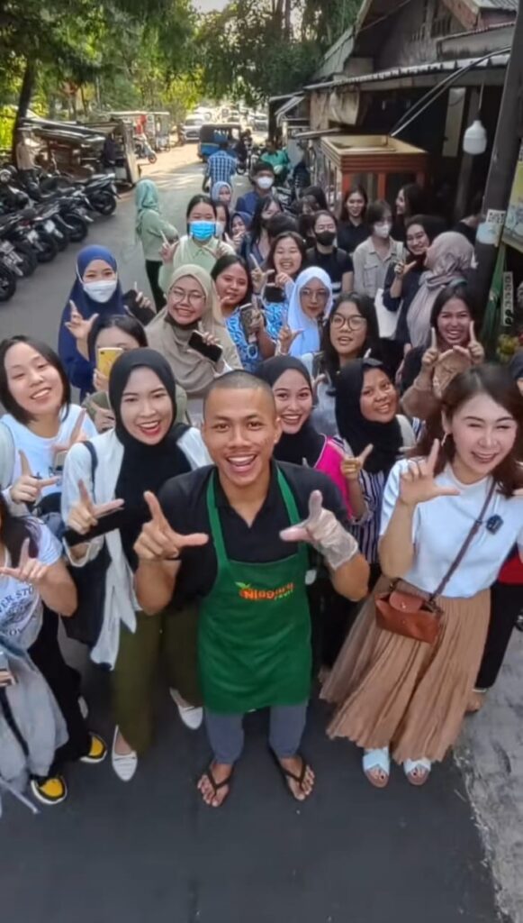 Bang Ucup Memeragakan Gaya Niagara Fruit Bersama Influencer dan Para Pelanggan