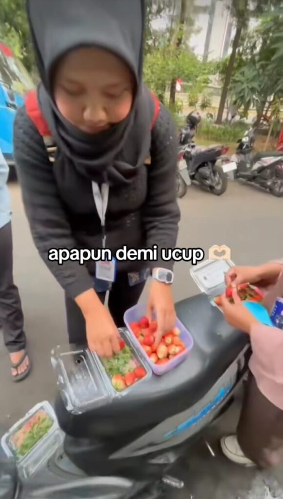 Pembeli yang Menjadi Anak Magang Membantu Jualan di Niagara Fruit