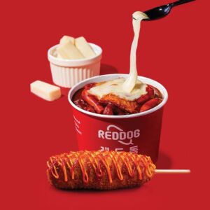 Reddog menyajikan topokki dan corn dog dengan berbagai pilihan saus. 