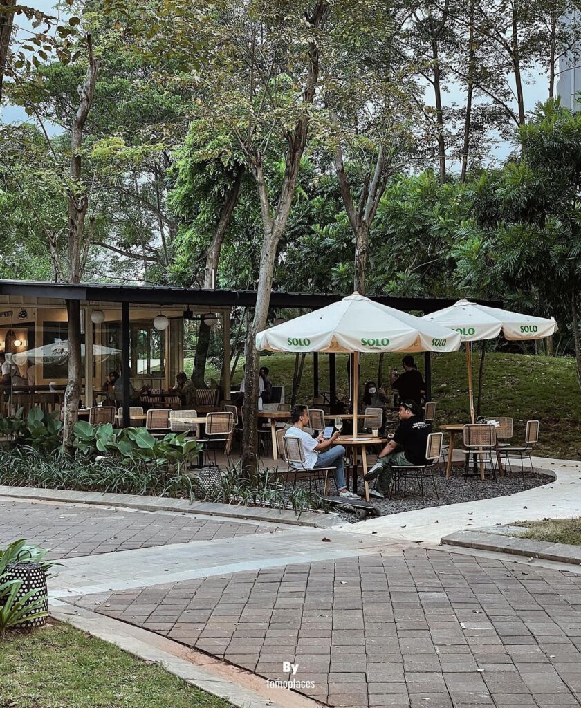 Salah satu resto di tengah taman Urban Forest Cipete