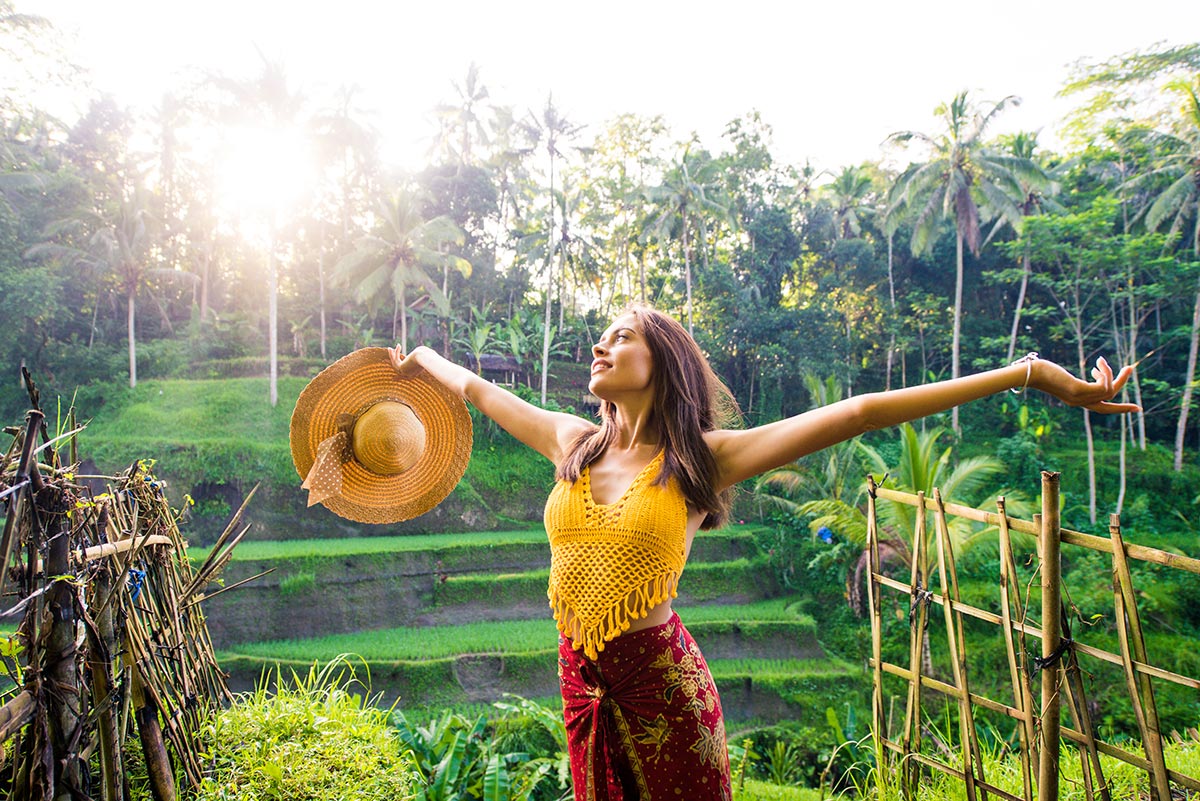 Sawah bertingkat hijau di Tegalalang Rice Terrace, destinasi Instagramable di Bali yang populer di kalangan wisatawan