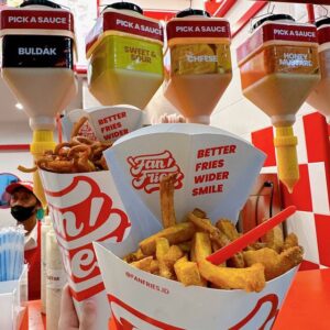 Fan'Fries dengan pilihan saus yang dapat diambil sepuasnya 