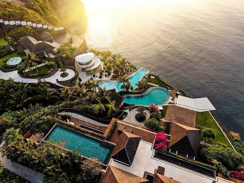 Kolam renang kaca di The Edge Bali dengan pemandangan Samudra Hindia, destinasi Instagramable yang mewah