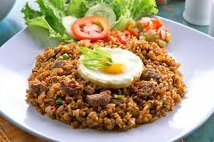 Nasi Goreng disajikan diatas Piring Warna Putih
