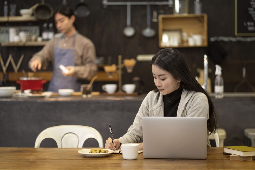 A woman working in a Cafe.
Sumber: www.freepik.com