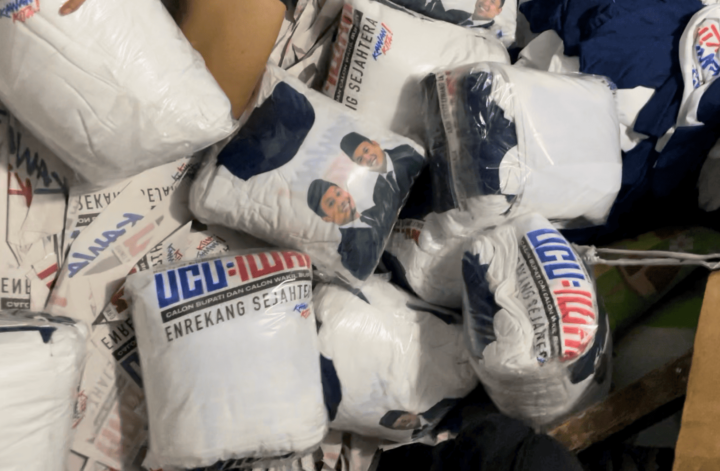 Pengemasan kaos partai dalam jumlah besar untuk keperluan kampanye Pilkada