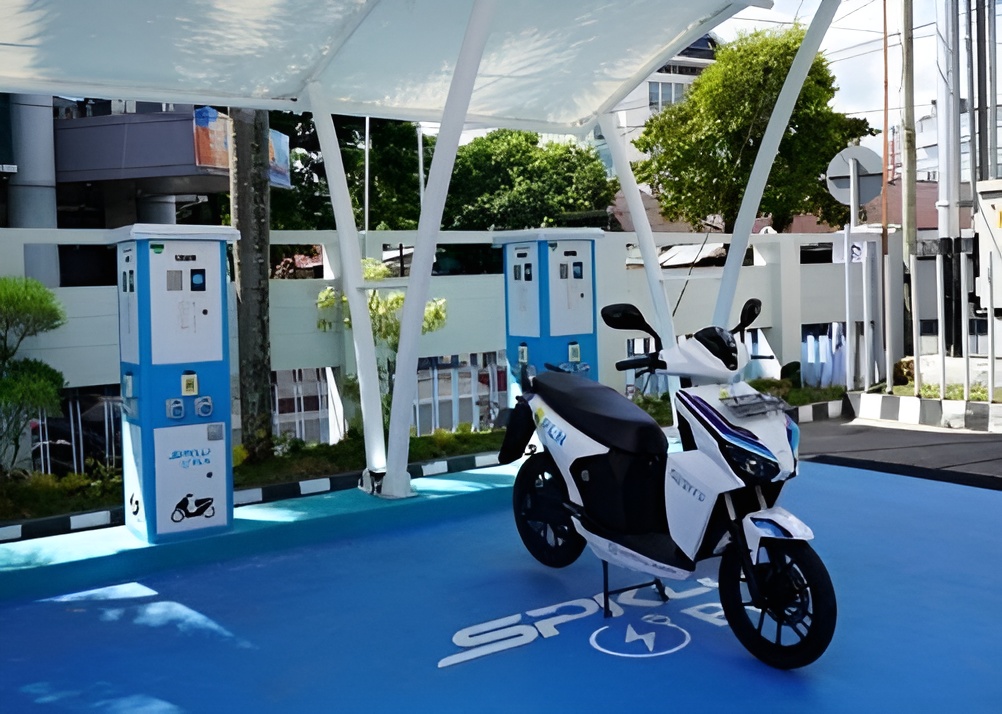 Charge Motor listrik di SPKLU milik PLN
