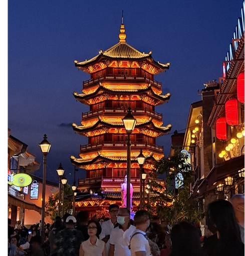 Pantjoran Chinatown PIK 2 dengan lampion merah dan pagoda.