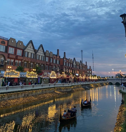 La Riviera PIK 2 dengan bangunan ala Eropa dan kanal.