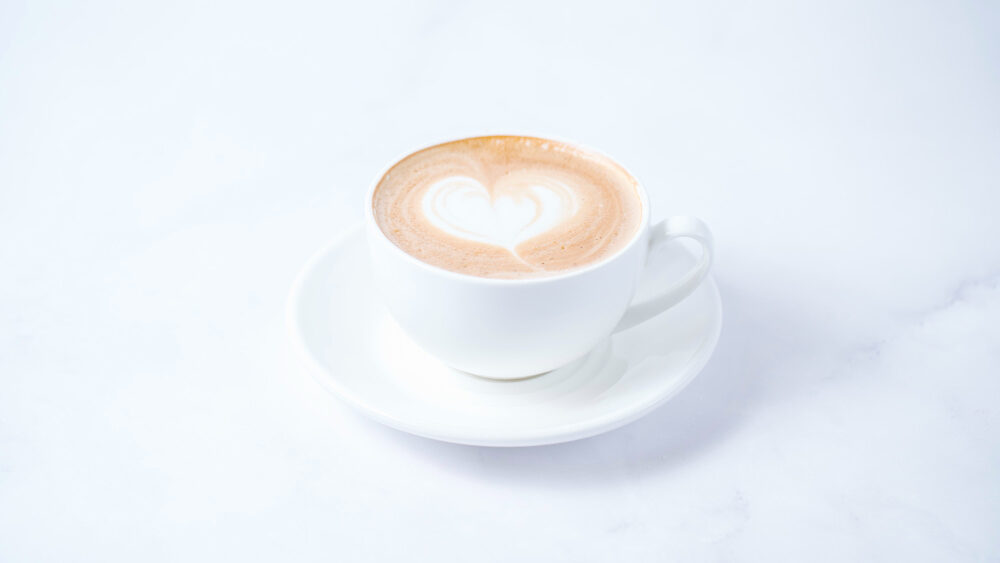 kopi flat white di atas meja