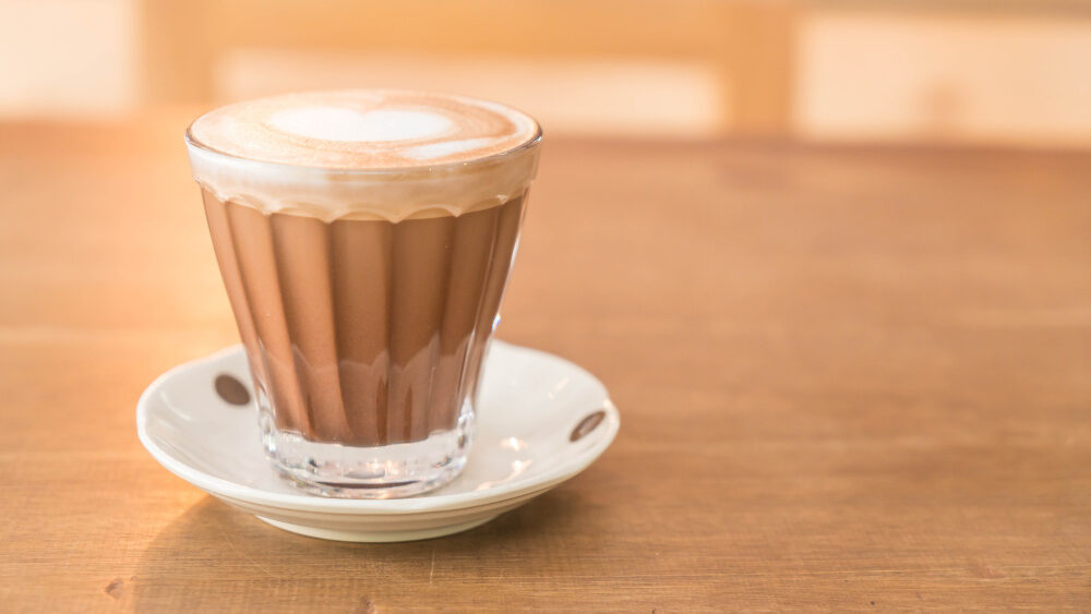 kopi mocha diletakkan di atas piring kecil di atas meja