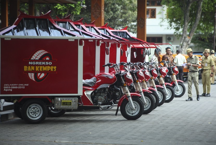 Tambal ban online Solo 24 jam yang bisa diakses di aplikasi Solo Destination, Tambal ban yang diberi nama Ngrekso Ban Kempes tersebut berupa sepeda motor yang dilengkapi gerobak khusus untuk menyimpan peralatan tambal ban.