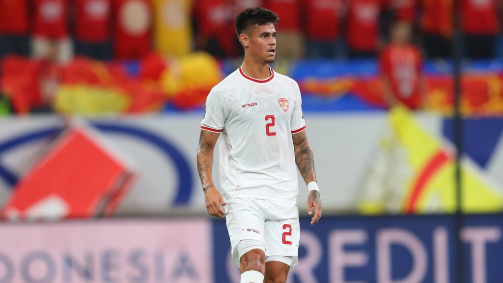 Mees Hilgers saat membela Timnas Indonesia dengan jersey putih (away)