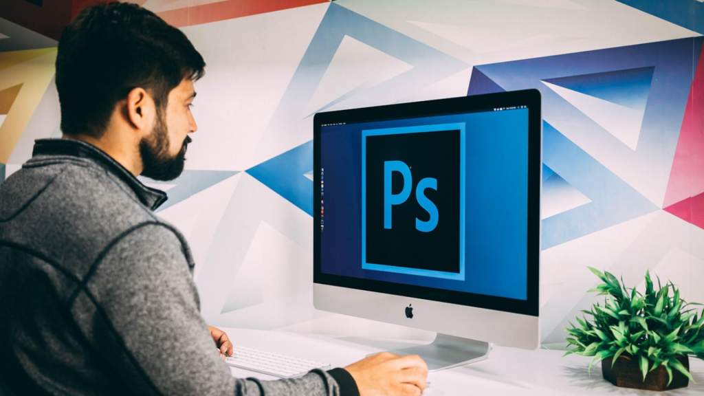 Pengguna bekerja dengan Adobe Photoshop, salah satu tools desain grafis populer.
Photo Source: hitesh0141