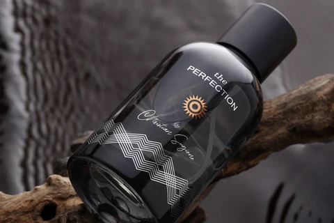 Botol parfum HMNS The Perfection dengan aroma woody elegan untuk pria profesional