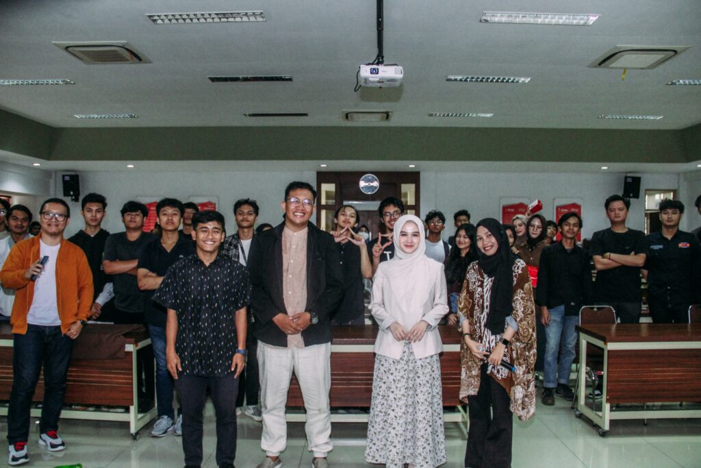 Mahasiswa ikut pelatihan public speaking untuk meningkatkan karier masa depan