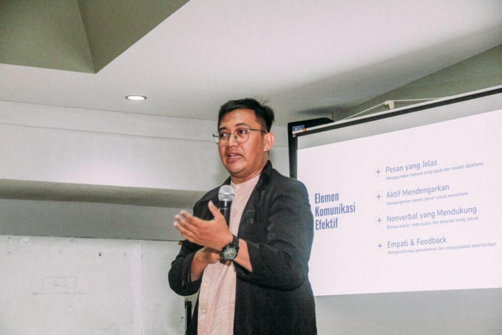 Mahasiswa berlatih public speaking untuk meningkatkan karier masa depan