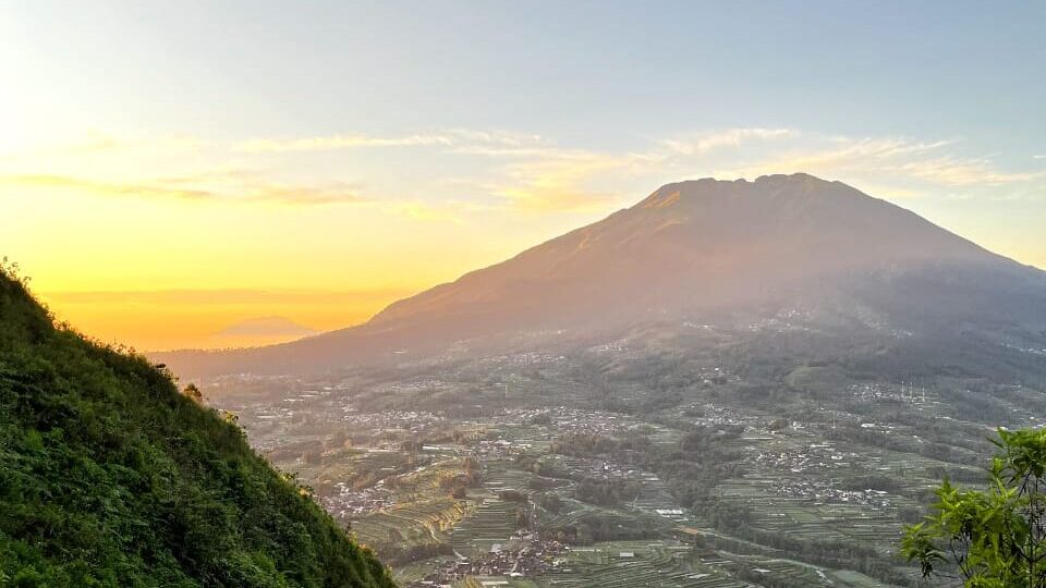 Pemandangan sunrise di puncak Gunung Andong Gunung andong