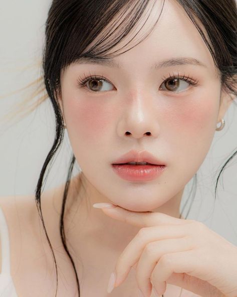 Blush placement untuk tampilan makeup natural