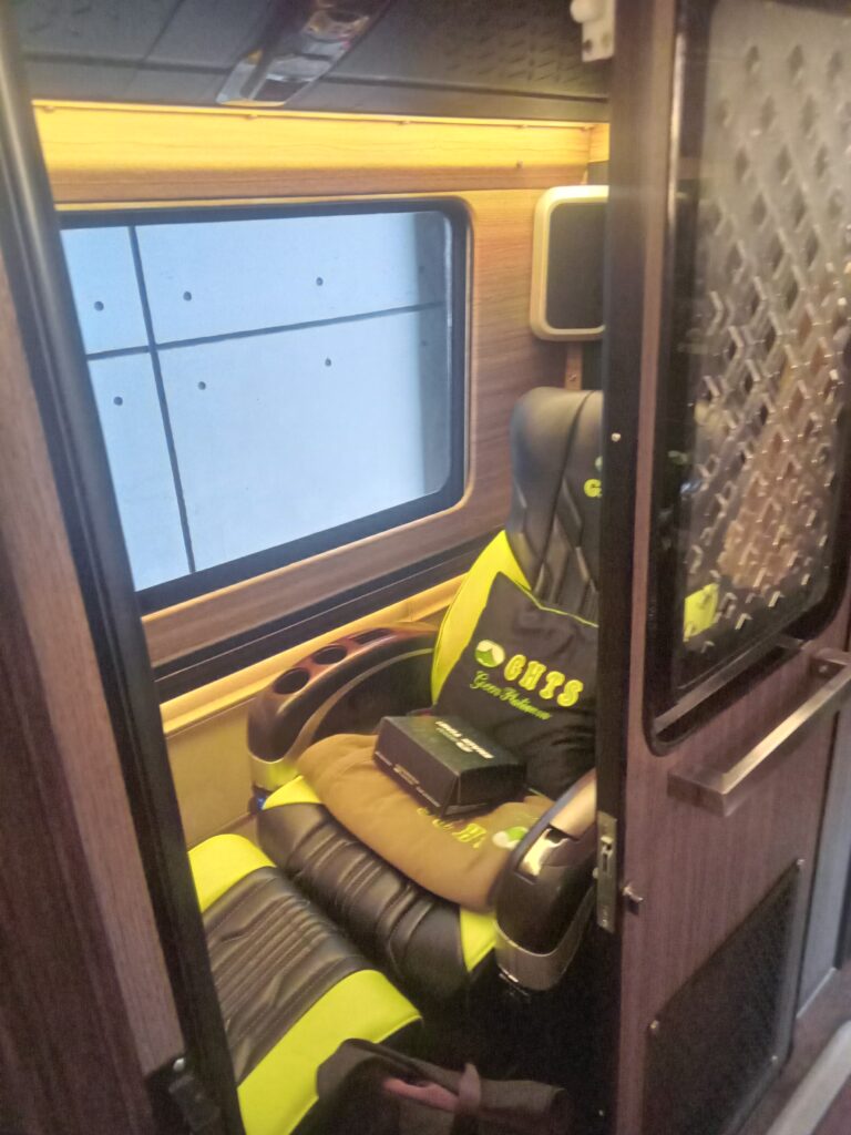 Kabin kompartemen privat yang nyaman, menawarkan privasi lebih dan fleksibilitas posisi duduk