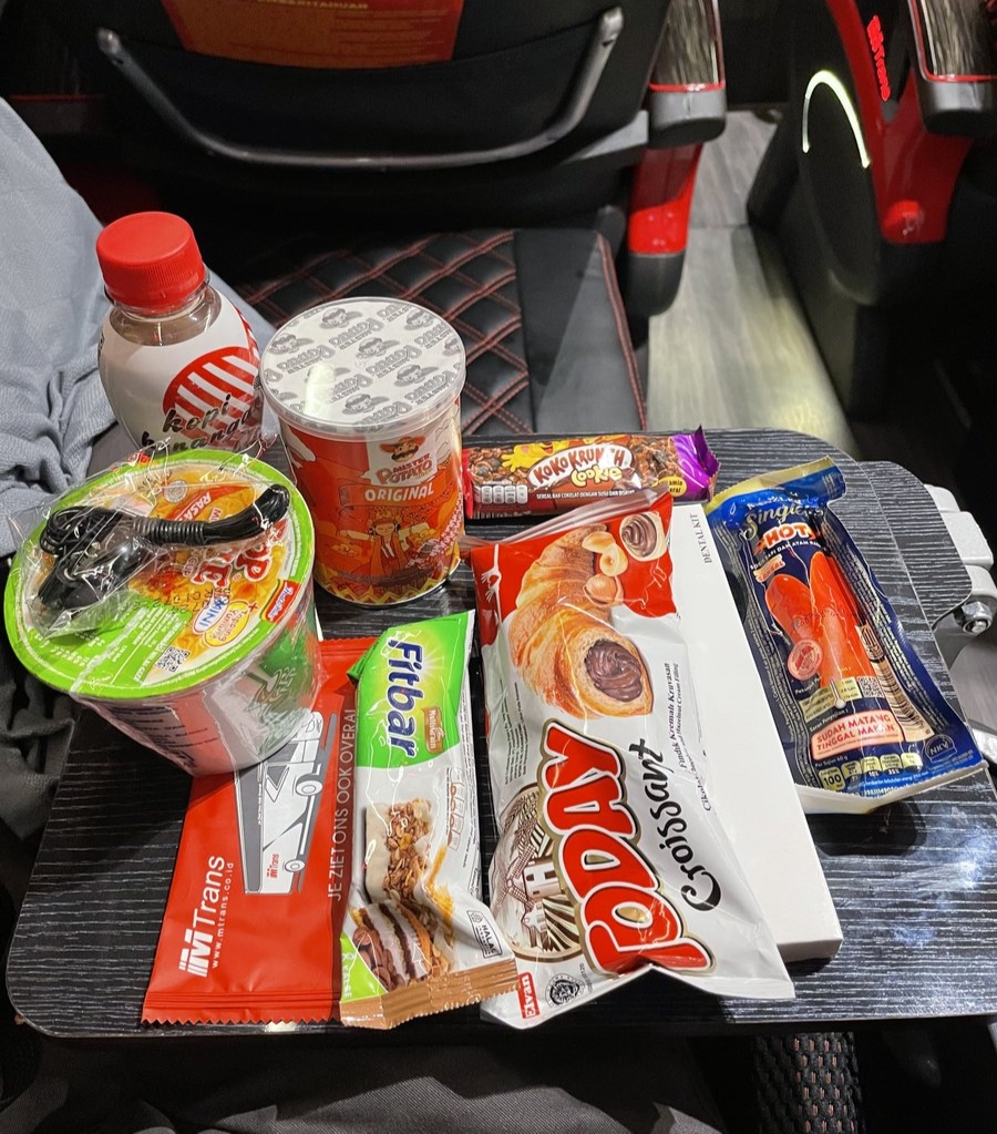 Snack yang didapat saat naik bis 
